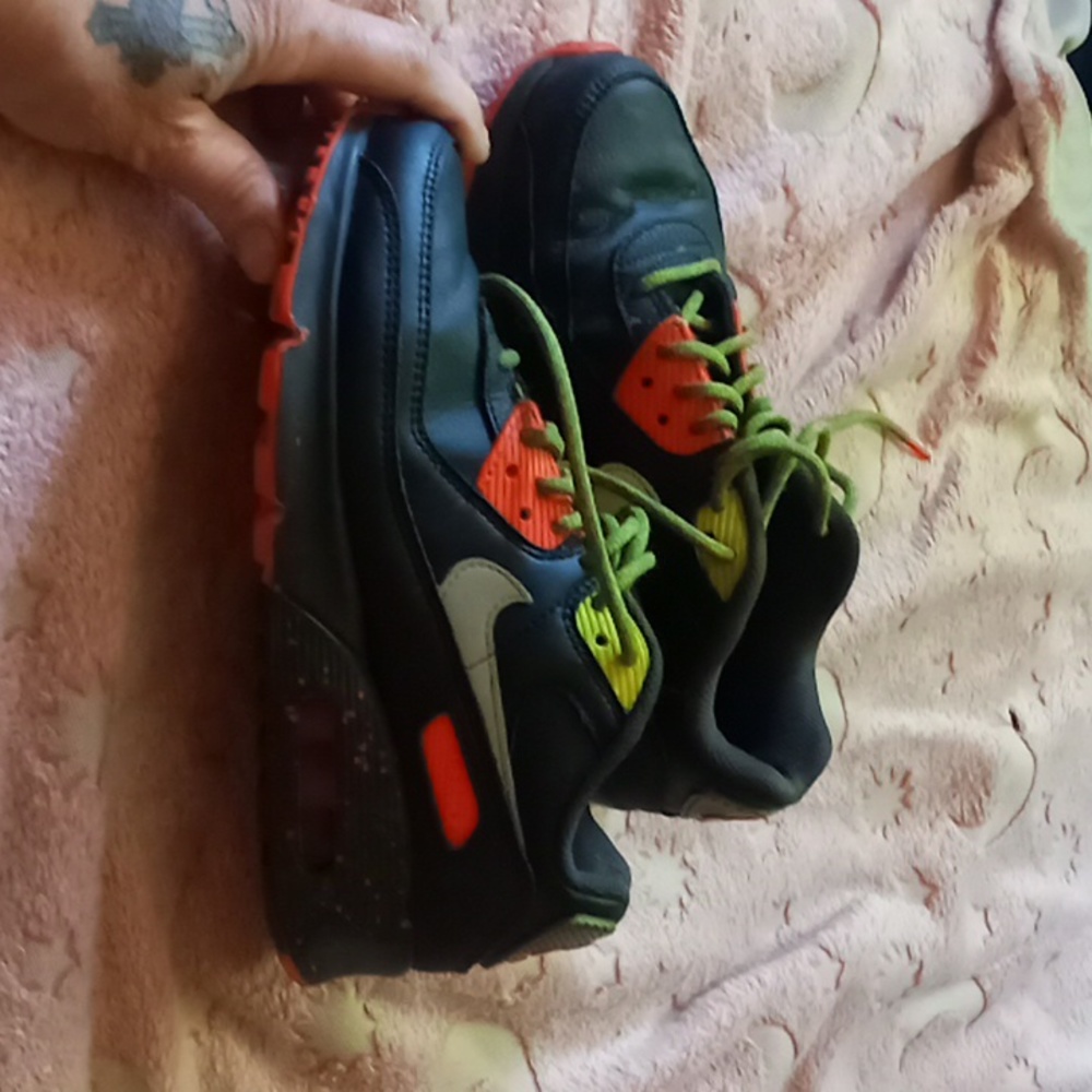 Nike air max 90 youth size 5 which is also a woman's size 7. Worn maybe 5 times